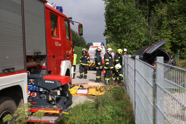 Personenrettung nach Verkehrsunfall: Autolenker bei Ohlsdorf von Salzkammergutstra�e abgekommen