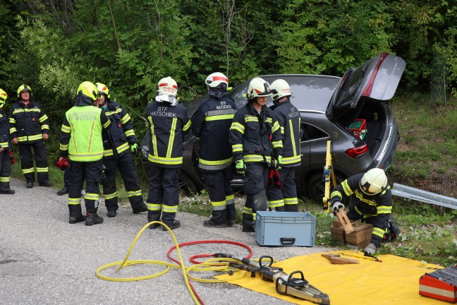 Personenrettung nach Verkehrsunfall: Autolenker bei Ohlsdorf von Salzkammergutstra�e abgekommen