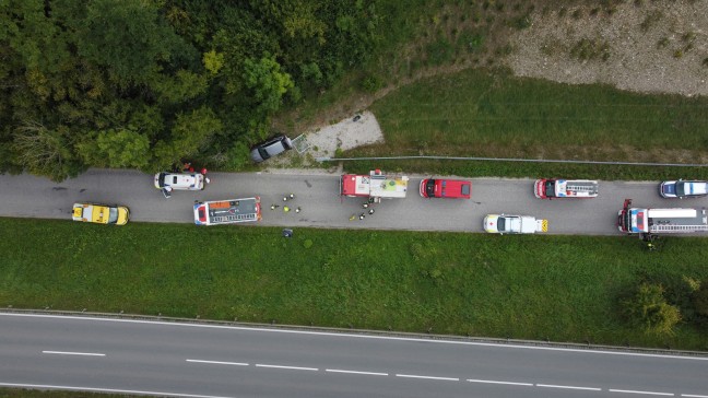 Personenrettung nach Verkehrsunfall: Autolenker bei Ohlsdorf von Salzkammergutstra�e abgekommen