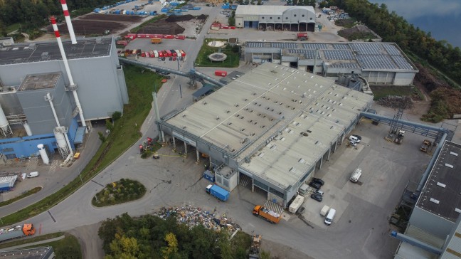 Brand bei Entsorgungsunternehmen in Wels-Schafwiesen f�hrte zu Einsatz zweier Feuerwehren