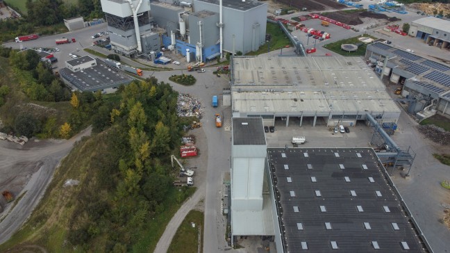 Brand bei Entsorgungsunternehmen in Wels-Schafwiesen f�hrte zu Einsatz zweier Feuerwehren