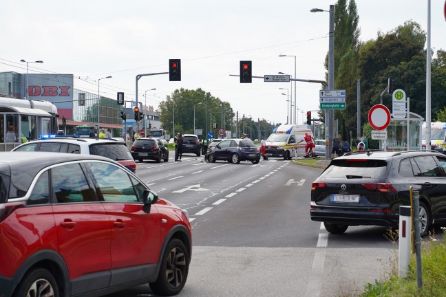 Meixner Kreuzung: Blechsalat und mehrere Leichtverletzte bei Crash mit vier PKW in Leonding