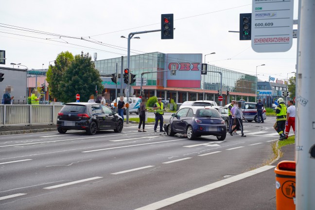 Meixner Kreuzung: Blechsalat und mehrere Leichtverletzte bei Crash mit vier PKW in Leonding