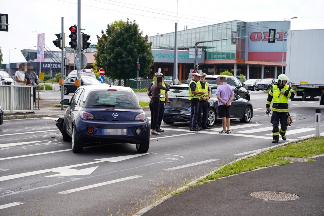 Meixner Kreuzung: Blechsalat und mehrere Leichtverletzte bei Crash mit vier PKW in Leonding