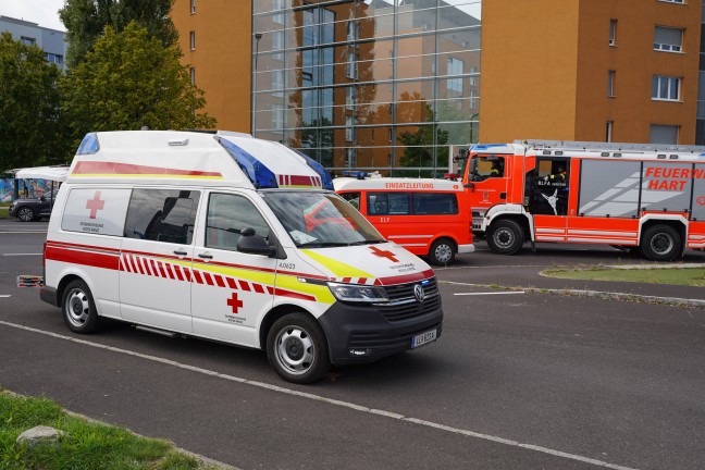 Meixner Kreuzung: Blechsalat und mehrere Leichtverletzte bei Crash mit vier PKW in Leonding