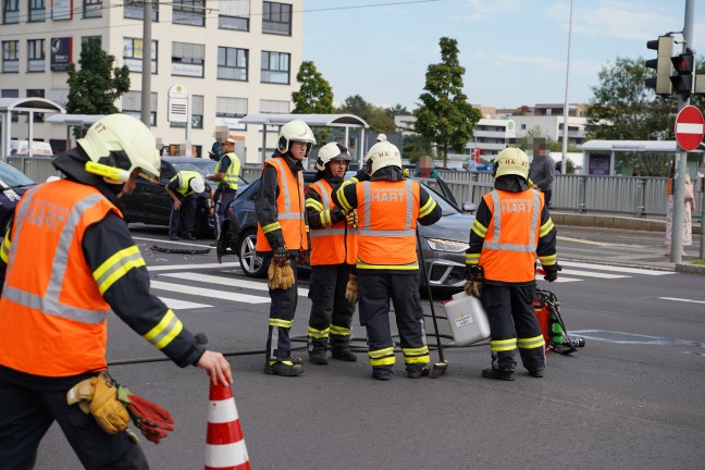 Meixner Kreuzung: Blechsalat und mehrere Leichtverletzte bei Crash mit vier PKW in Leonding