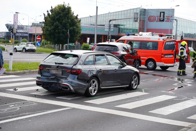 Meixner Kreuzung: Blechsalat und mehrere Leichtverletzte bei Crash mit vier PKW in Leonding