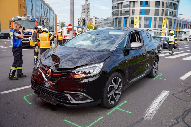 Meixner Kreuzung: Blechsalat und mehrere Leichtverletzte bei Crash mit vier PKW in Leonding