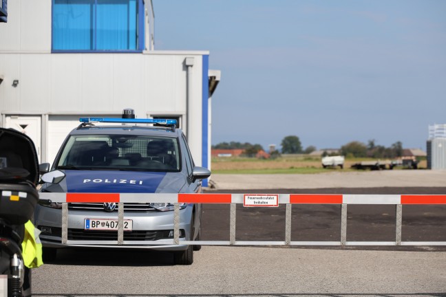 Flugunfall: Leichtflugzeug am Flugplatz in Hofkirchen im Traunkreis �ber Landebahn hinaus gerollt