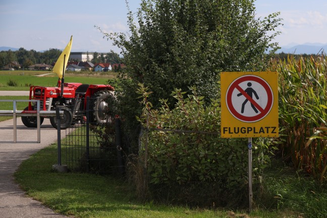 Flugunfall: Leichtflugzeug am Flugplatz in Hofkirchen im Traunkreis �ber Landebahn hinaus gerollt