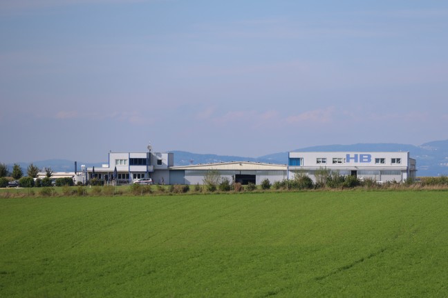 Flugunfall: Leichtflugzeug am Flugplatz in Hofkirchen im Traunkreis �ber Landebahn hinaus gerollt