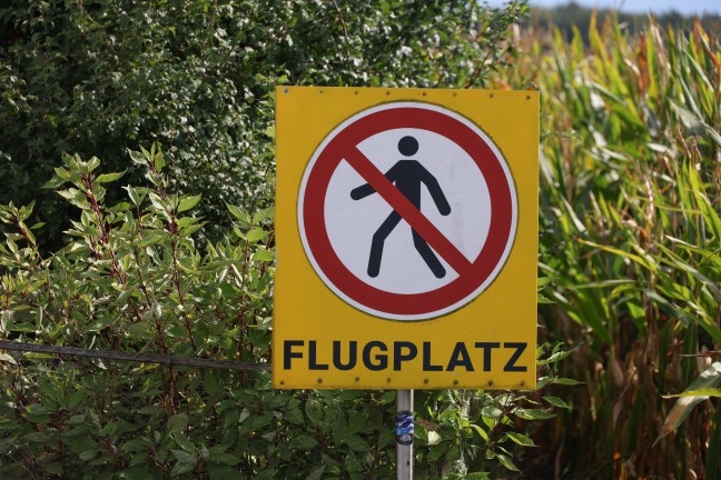 Flugunfall: Leichtflugzeug am Flugplatz in Hofkirchen im Traunkreis �ber Landebahn hinaus gerollt