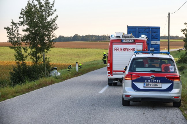 Lenker verletzt: Auto bei Sipbachzell von Stra�e abgekommen und gegen Baumgruppe gekracht