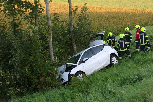 Lenker verletzt: Auto bei Sipbachzell von Stra�e abgekommen und gegen Baumgruppe gekracht