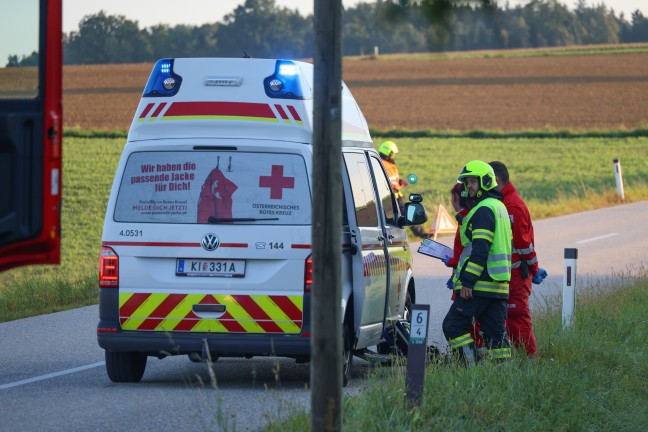 Lenker verletzt: Auto bei Sipbachzell von Stra�e abgekommen und gegen Baumgruppe gekracht