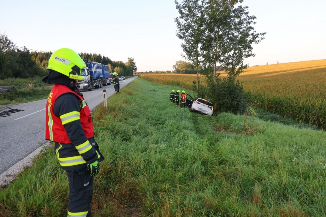 Lenker verletzt: Auto bei Sipbachzell von Stra�e abgekommen und gegen Baumgruppe gekracht