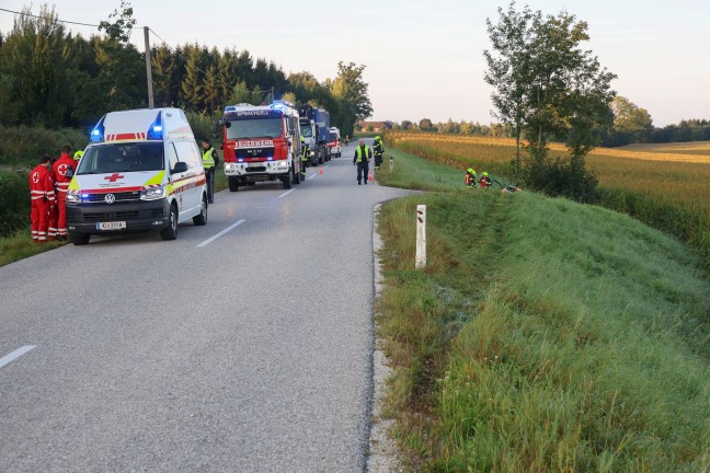 Lenker verletzt: Auto bei Sipbachzell von Stra�e abgekommen und gegen Baumgruppe gekracht