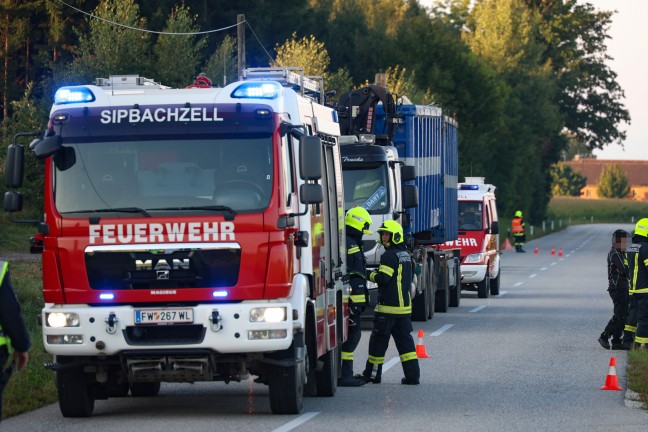 Lenker verletzt: Auto bei Sipbachzell von Stra�e abgekommen und gegen Baumgruppe gekracht