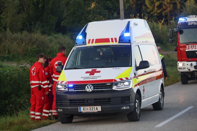 Lenker verletzt: Auto bei Sipbachzell von Stra�e abgekommen und gegen Baumgruppe gekracht