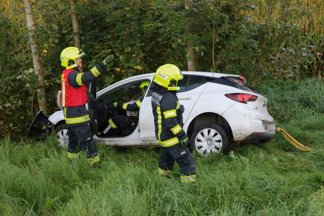 Lenker verletzt: Auto bei Sipbachzell von Stra�e abgekommen und gegen Baumgruppe gekracht