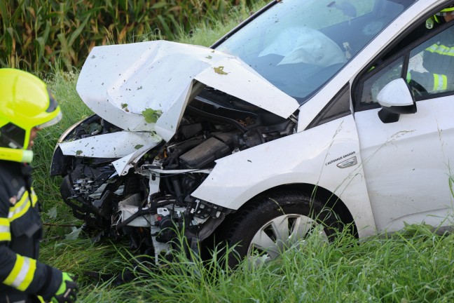 Lenker verletzt: Auto bei Sipbachzell von Stra�e abgekommen und gegen Baumgruppe gekracht