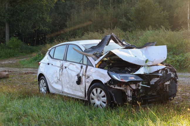 Lenker verletzt: Auto bei Sipbachzell von Stra�e abgekommen und gegen Baumgruppe gekracht