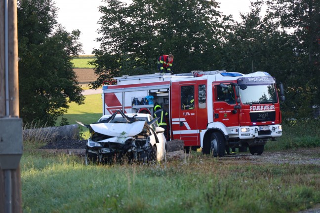 Lenker verletzt: Auto bei Sipbachzell von Stra�e abgekommen und gegen Baumgruppe gekracht