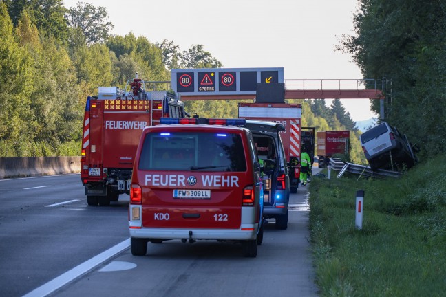 Personenrettung nach schwerem Crash zwischen PKW und Kleinbus auf Westautobahn bei Pucking