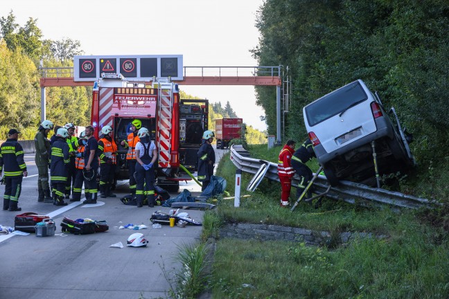 Personenrettung nach schwerem Crash zwischen PKW und Kleinbus auf Westautobahn bei Pucking