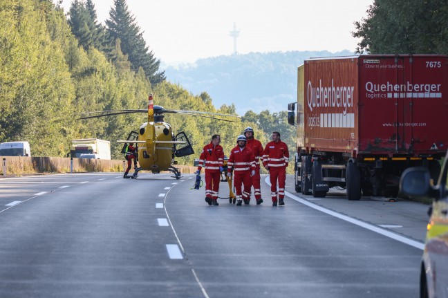 Personenrettung nach schwerem Crash zwischen PKW und Kleinbus auf Westautobahn bei Pucking