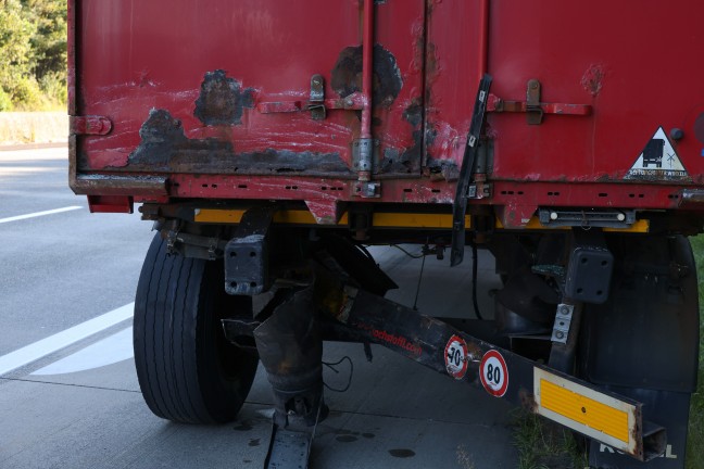 Personenrettung nach schwerem Crash zwischen PKW und Kleinbus auf Westautobahn bei Pucking