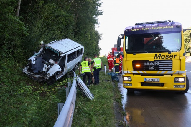 Personenrettung nach schwerem Crash zwischen PKW und Kleinbus auf Westautobahn bei Pucking