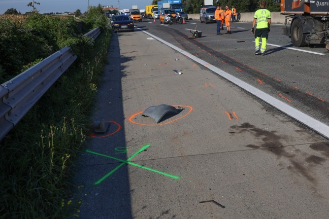 Personenrettung nach schwerem Crash zwischen PKW und Kleinbus auf Westautobahn bei Pucking