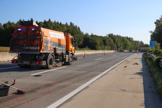 Personenrettung nach schwerem Crash zwischen PKW und Kleinbus auf Westautobahn bei Pucking