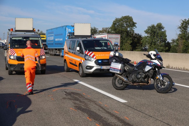 Personenrettung nach schwerem Crash zwischen PKW und Kleinbus auf Westautobahn bei Pucking