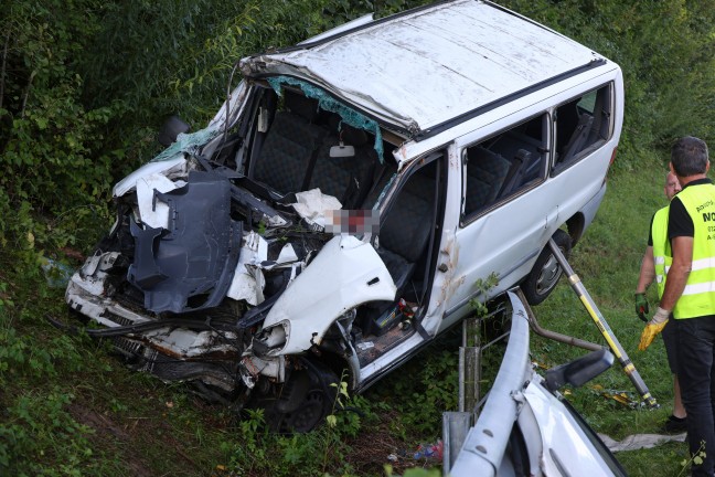 Personenrettung nach schwerem Crash zwischen PKW und Kleinbus auf Westautobahn bei Pucking