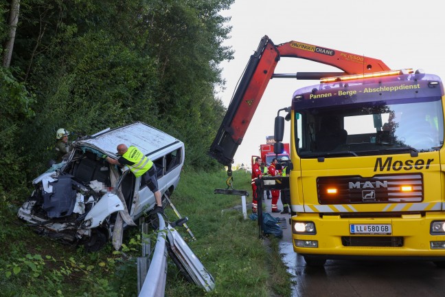 Personenrettung nach schwerem Crash zwischen PKW und Kleinbus auf Westautobahn bei Pucking
