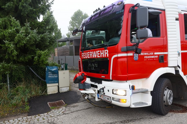Brandverdacht: Defekte Leuchte sorgte f�r Einsatz der Feuerwehr in einem Wohnhaus in Wels-Puchberg