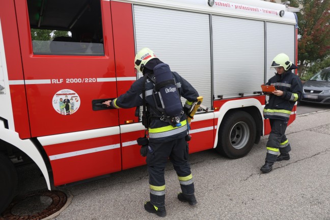 Brandverdacht: Defekte Leuchte sorgte f�r Einsatz der Feuerwehr in einem Wohnhaus in Wels-Puchberg