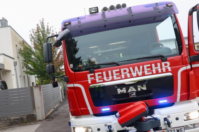 Brandverdacht: Defekte Leuchte sorgte f�r Einsatz der Feuerwehr in einem Wohnhaus in Wels-Puchberg