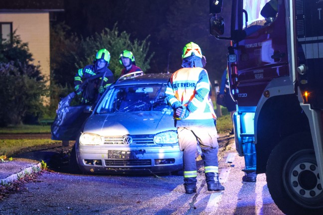 Schwerer Verkehrsunfall: Auto bei Regau mit Fahrerseite gegen Baum gekracht