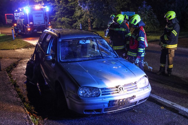 Schwerer Verkehrsunfall: Auto bei Regau mit Fahrerseite gegen Baum gekracht