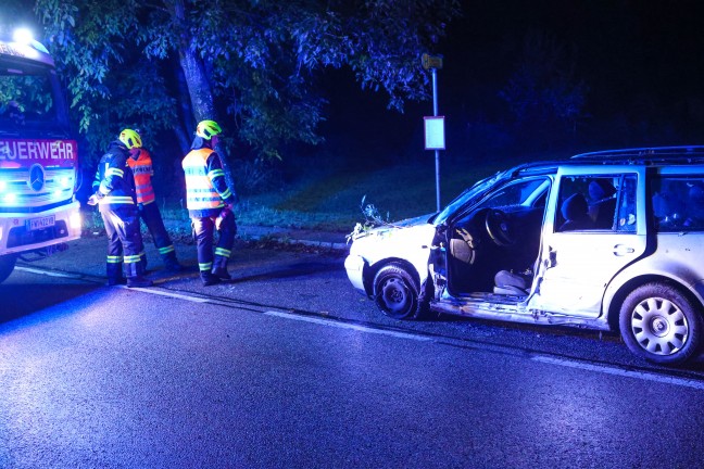 Schwerer Verkehrsunfall: Auto bei Regau mit Fahrerseite gegen Baum gekracht