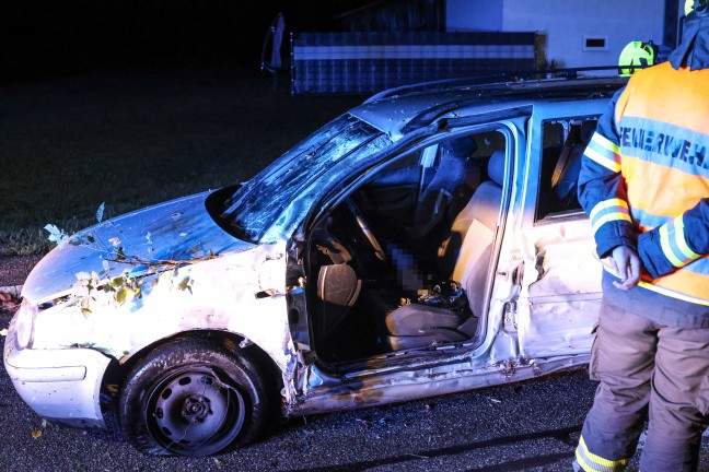 Schwerer Verkehrsunfall: Auto bei Regau mit Fahrerseite gegen Baum gekracht