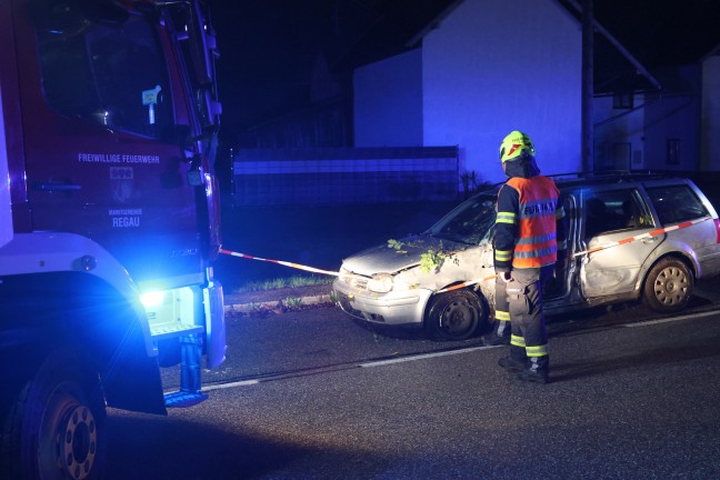 Schwerer Verkehrsunfall: Auto bei Regau mit Fahrerseite gegen Baum gekracht