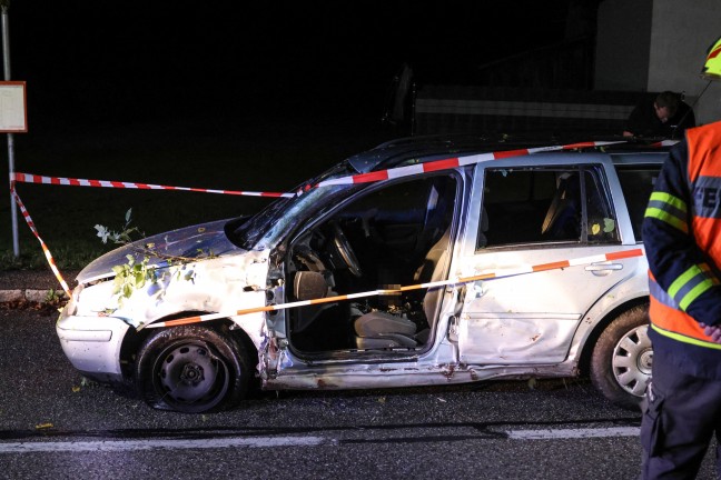 Schwerer Verkehrsunfall: Auto bei Regau mit Fahrerseite gegen Baum gekracht