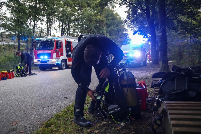 Suchaktion mit Booten, Drohnen und Tauchern nach abg�ngiger Person entlang der Traun bei Marchtrenk