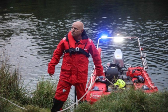 Suchaktion mit Booten, Drohnen und Tauchern nach abg�ngiger Person entlang der Traun bei Marchtrenk