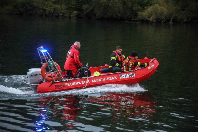 Suchaktion mit Booten, Drohnen und Tauchern nach abg�ngiger Person entlang der Traun bei Marchtrenk
