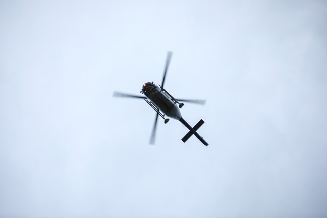 Suchaktion mit Booten, Drohnen und Tauchern nach abg�ngiger Person entlang der Traun bei Marchtrenk